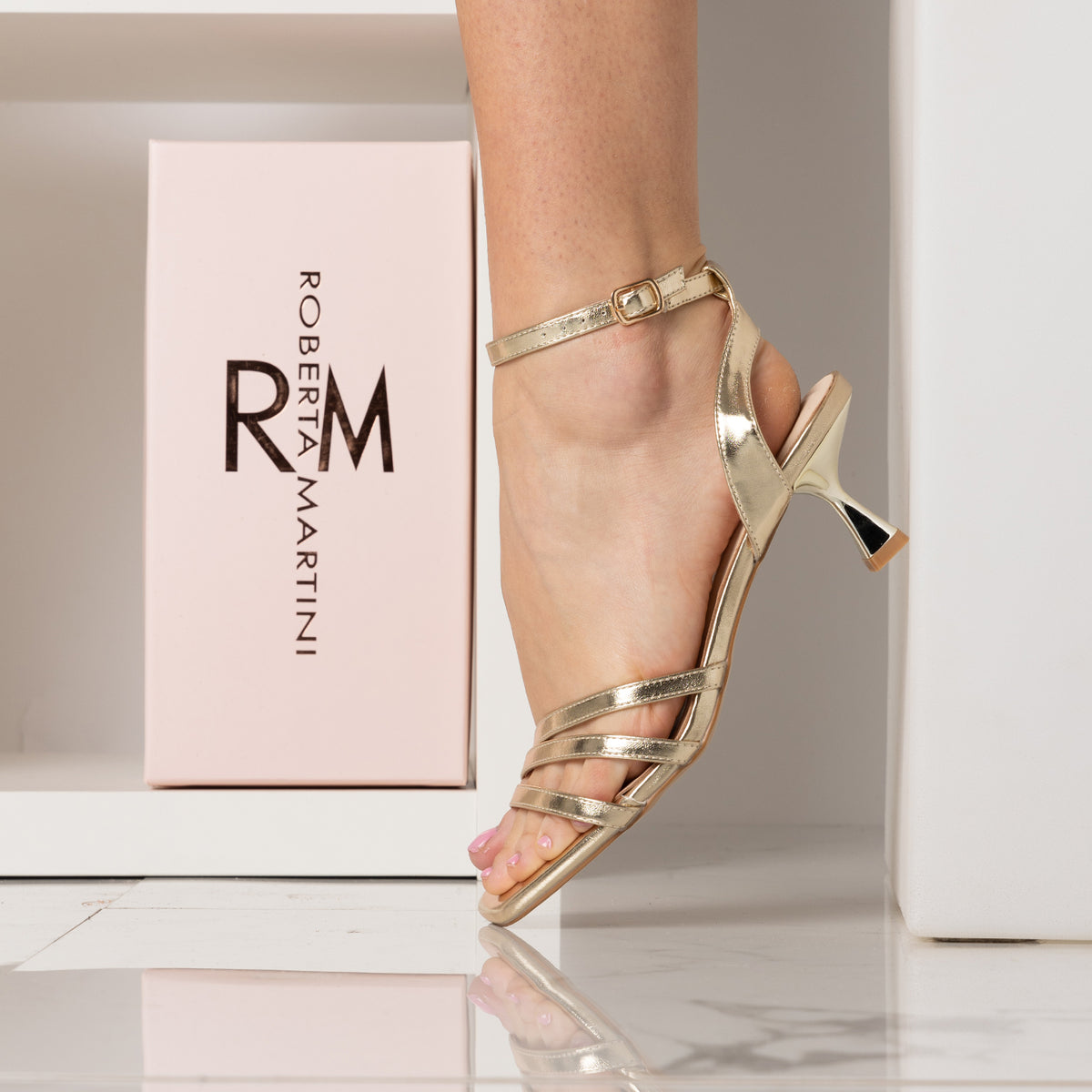 Emma-Sandale mit goldlaminiertem Riemen